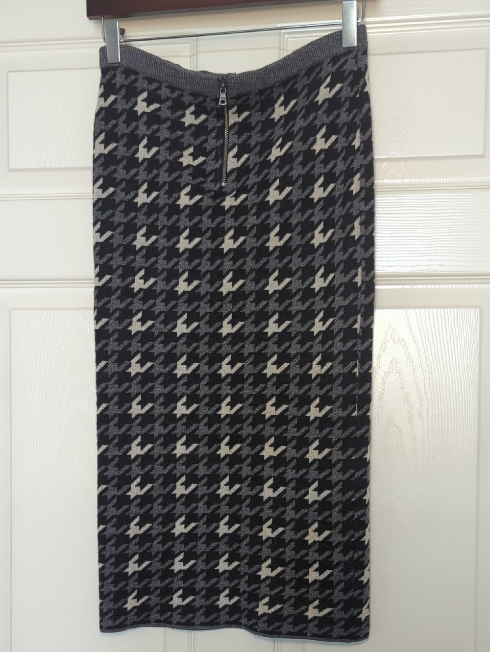Alice & Olivia Delphie Wool Knit Houndstooth Pencil Skirt - Picture 7 of 12